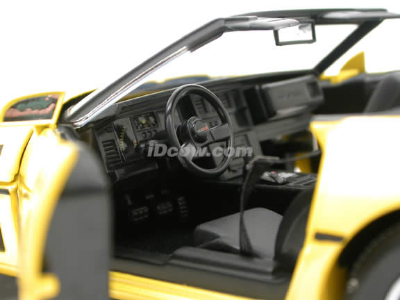 1986 Chevrolet Corvette diecast model car 1:18 scale Indy 500 Pace Car by GreenLight Collectibles - Yellow 11801