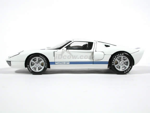 2004 Ford GT Concept diecast model car 1:18 die cast by Hot Wheels - White