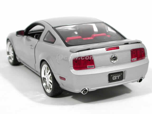 2005 Ford Mustang GT diecast model car 1:18 scale diecast by Hot Wheels - Silver