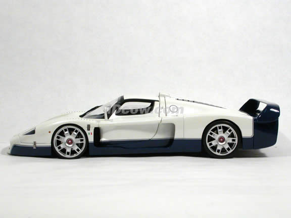 2005 Maserati MC12 diecast model car 1:18 scale die cast by Hot Wheels Elite - White L2986