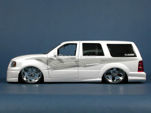 2003 Ford Expedition diecast model SUV with D'vinci 'Pasha' wheels 1:18 scale die cast from Dub City Jada Toys - Pearl White