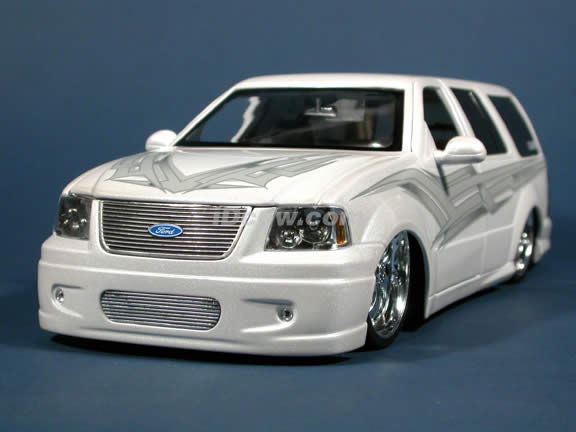 2003 Ford Expedition diecast model SUV with D'vinci 'Pasha' wheels 1:18 scale die cast from Dub City Jada Toys - Pearl White