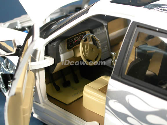 2003 Lincoln Navigator diecast model SUV with Spintek 
