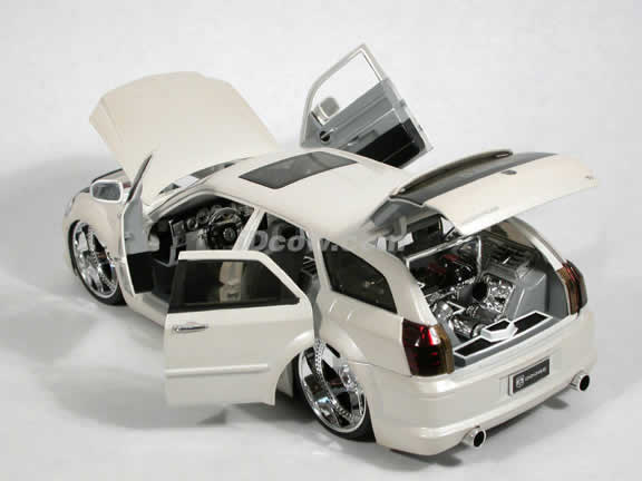 2006 Dodge Magnum R/T diecast model car 1:18 scale die cast by Jada Toys Dub City - Pearl White 90292