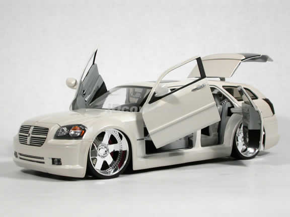 2006 Dodge Magnum R/T diecast model car 1:18 scale die cast by Jada Toys Dub City - Pearl White 90292