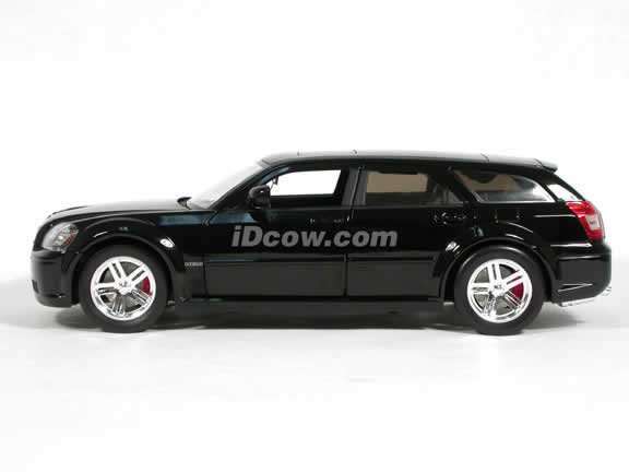 2006 Dodge Magnum R/T diecast model car 1:18 scale die cast by Jada Toys Showroom Floor - Black Stock 90605