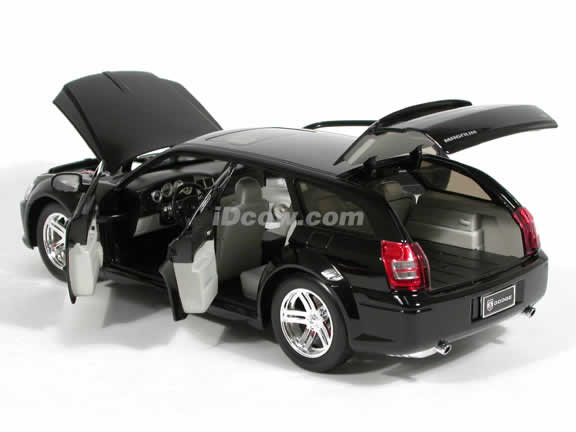 2006 Dodge Magnum R/T diecast model car 1:18 scale die cast by Jada Toys Showroom Floor - Black Stock 90605