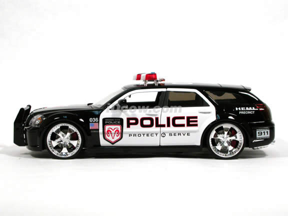 2006 Dodge Magnum R/T Police Car diecast model car 1:18 scale die cast by Jada Toys DUB CITY HEAT - 90571