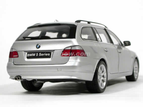 2005 BMW 545i Touring Wagen diecast model car 1:18 scale die cast from Kyosho - Silver