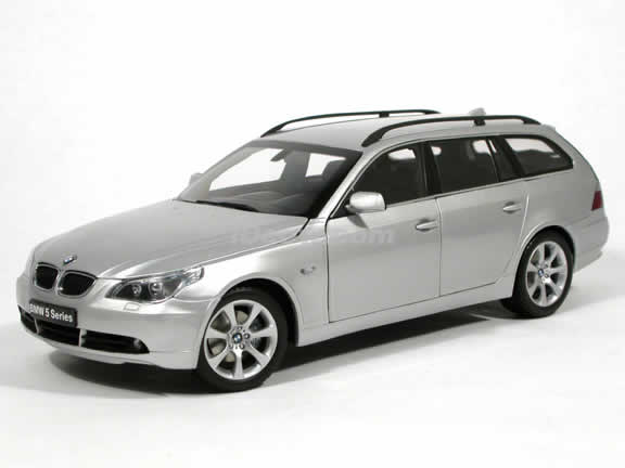 2005 BMW 545i Touring Wagen diecast model car 1:18 scale die cast from Kyosho - Silver
