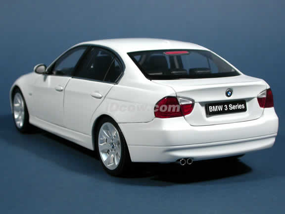 2005 BMW 330i diecast model car 1:18 scale die cast from Kyosho - White 08731w