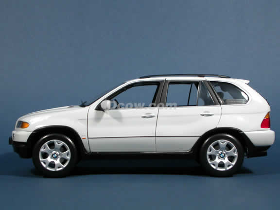 2002 BMW X5 diecast model car 1:18 scale die cast from Kyosho - White 08521W