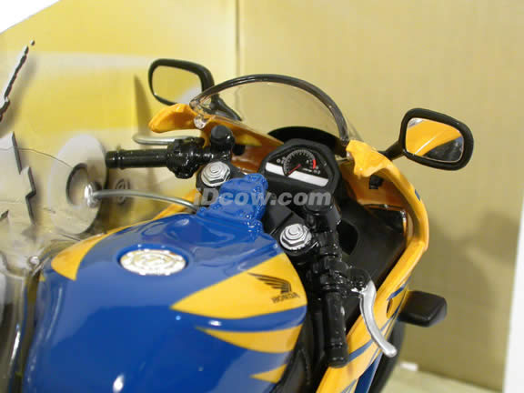 2007 Honda CBR 1000RR Diecast Motorcycle Model 1:12 scale die cast by Maisto - Blue Yellow 31151