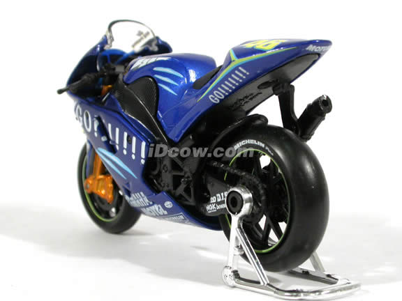 2004 Yamaha YZR M1 #46 Valentino Rossi Diecast Motorcycle Model 1:18 scale die cast from Maisto - Blue