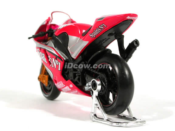 2004 Yamaha YZR M1 #7 Carlos Checa Diecast Motorcycle Model 1:18 scale die cast from Maisto - Red