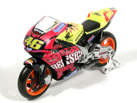 2003 Honda RCV 211 #46 Valentino Rossi Diecast Motorcycle Model 1:18 scale die cast from Maisto - Yellow Tank