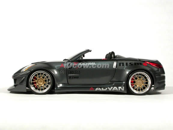 2004 Nissan 350Z Convertible diecast model car 1:18 scale die cast from Muscle Machines - Charcoal Grey