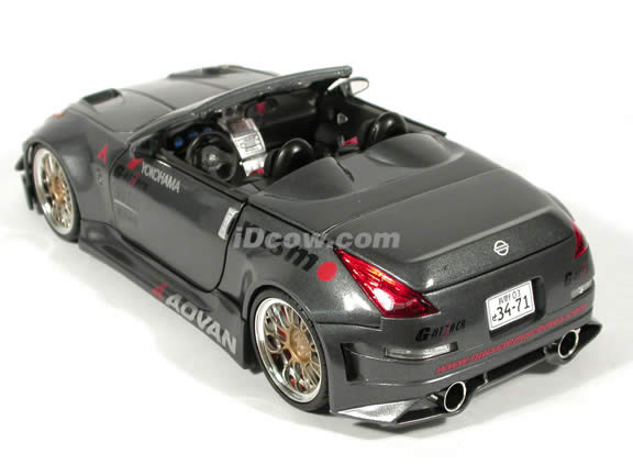 2004 Nissan 350Z Convertible diecast model car 1:18 scale die cast from Muscle Machines - Charcoal Grey