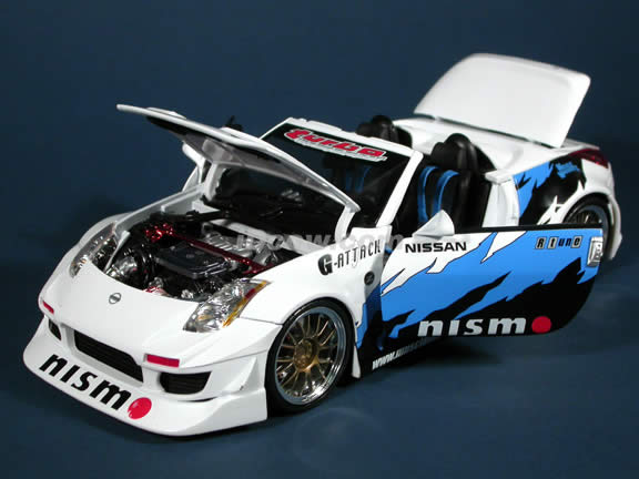 2004 Nissan 350Z Convertible Turbo diecast model car 1:18 scale die cast from Muscle Machines - White