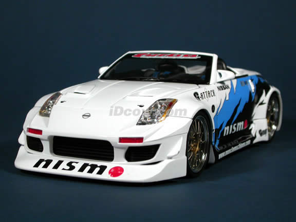 2004 Nissan 350Z Convertible Turbo diecast model car 1:18 scale die cast from Muscle Machines - White