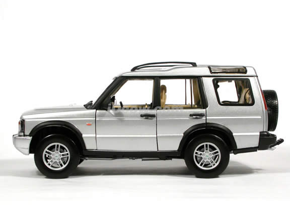 2004 Land Rover Discovery diecast model SUV 1:18 scale die cast by Motor Max - Silver