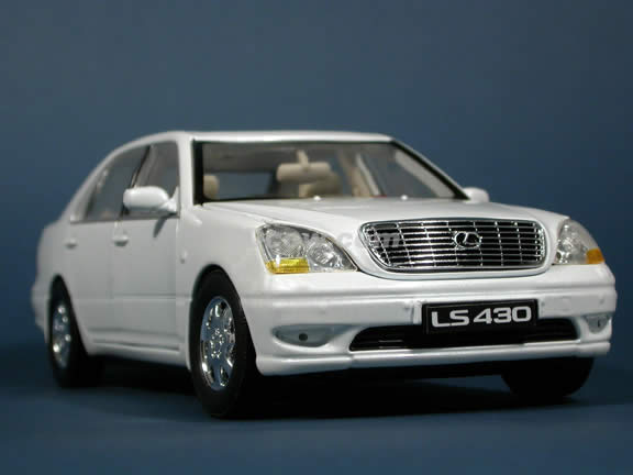 2002 Lexus LS 430 diecast model car 1:18 scale die cast by Motor Max - Pearl White