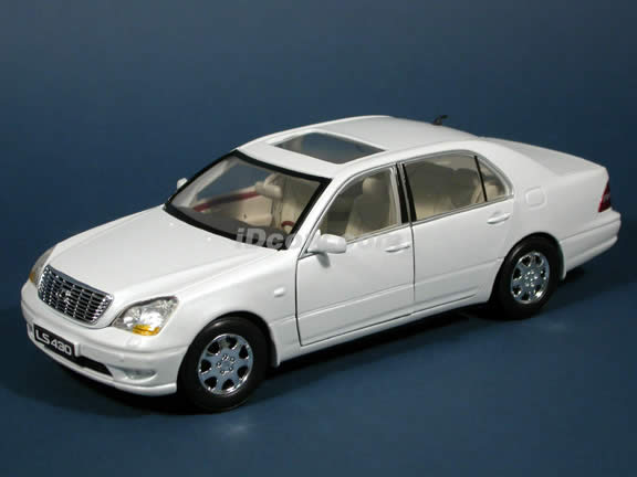 2002 Lexus LS 430 diecast model car 1:18 scale die cast by Motor Max - Pearl White