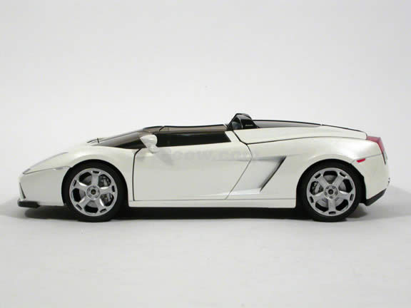 2007 Lamborghini Gallardo Concept S diecast model car 1:18 scale die cast by Mondo Motors - Pearl White 500390