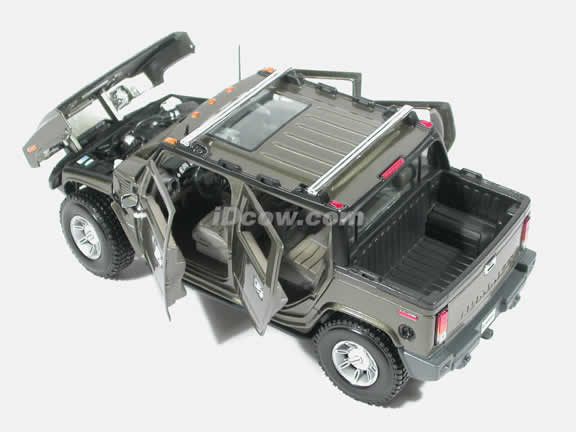 2004 Hummer H2 SUT Diecast model car 1:18 scale die cast by Maisto - Green