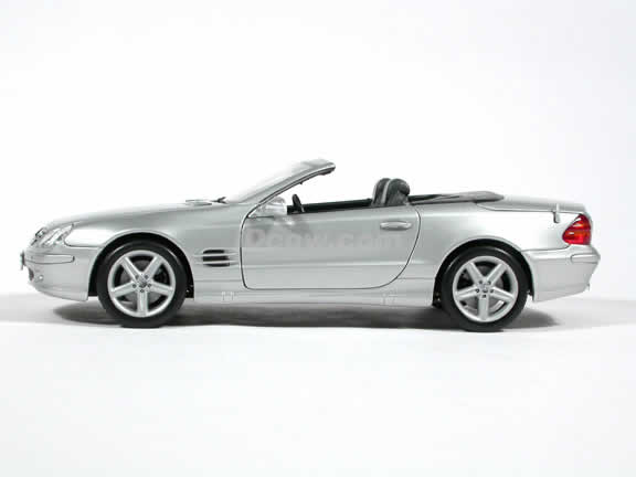 2002 Mercedes Benz SL Diecast model car 1:18 scale die cast by Maisto - Silver