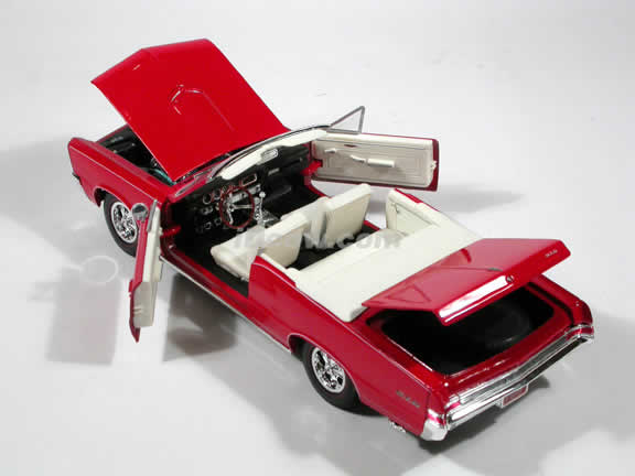 1965 Pontiac GTO diecast model car 1:18 scale convertible by Maisto - Red Convertible