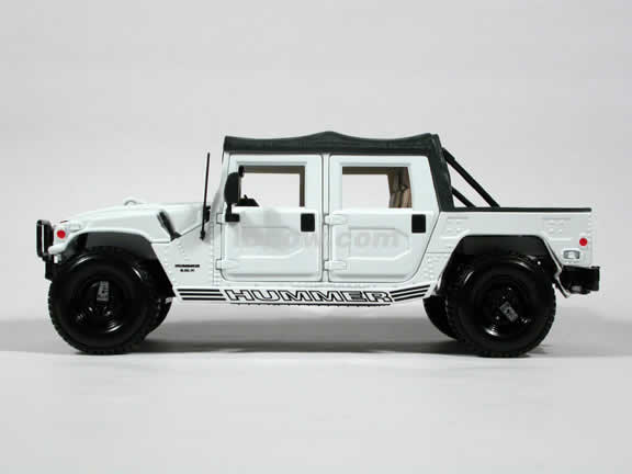 2000 Hummer H1 diecast model car 1:18 scale die cast by Maisto - White