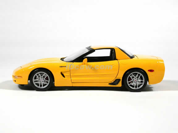 2001 Chevrolet Corvette Z06 diecast model car 1:18 scale die cast by Maisto - Yellow