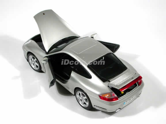 2002 Porsche 911 Carrera 4S diecast model car 1:18 scale by Maisto - Silver