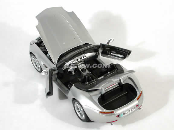 2000 BMW Z8 Diecast model car 1:18 scale die cast by Maisto - Silver Convertible