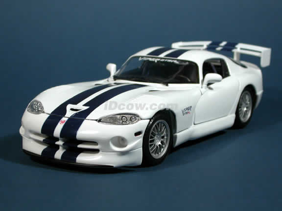 1997 Dodge Viper GTSR2 GT2 Diecast model car 1:18 scale die cast by Maisto - White