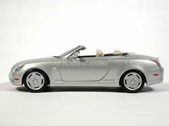 2002 Lexus SC 430 diecast model car 1:18 scale die cast by Maisto - Silver