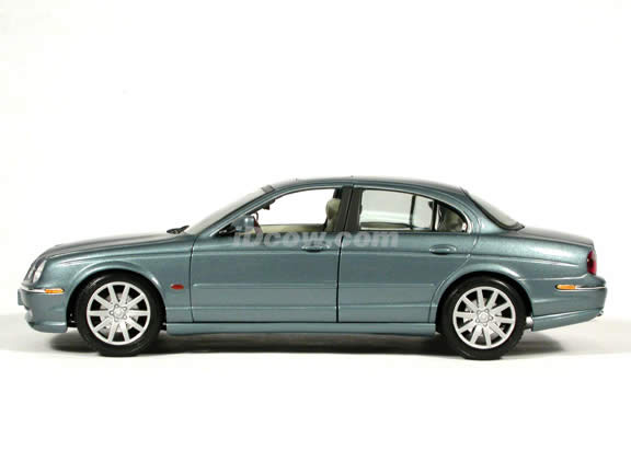 1999 Jaguar S-Type diecast model car 1:18 scale die cast by Maisto - Silver Blue