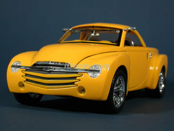 2000 Chevrolet SSR Concept diecast model car 1:18 scale die cast by Maisto - Yellow