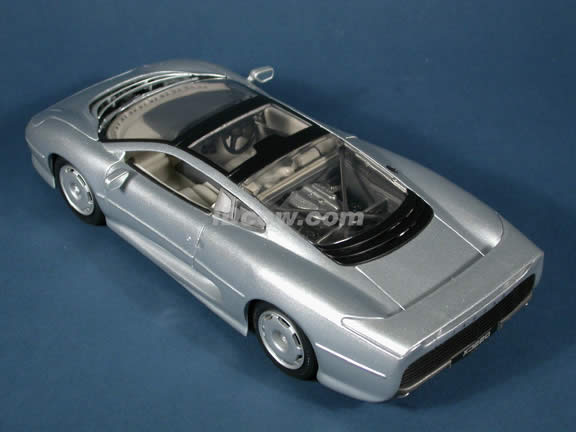 1992 Jaguar XJ220 diecast model car 1:18 scale die cast by Maisto - Silver