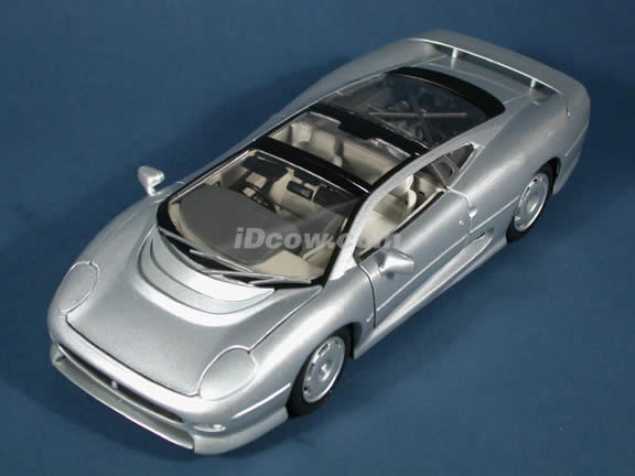 1992 Jaguar XJ220 diecast model car 1:18 scale die cast by Maisto - Silver