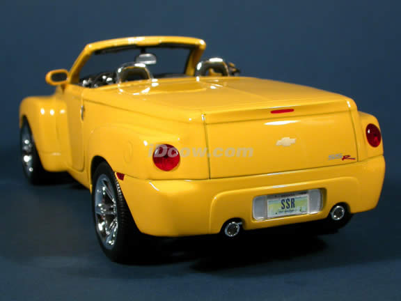 2004 Chevrolet SSR diecast model car 1:18 scale die cast by Maisto - Yellow