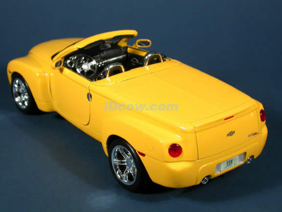 2004 Chevrolet SSR diecast model car 1:18 scale die cast by Maisto - Yellow