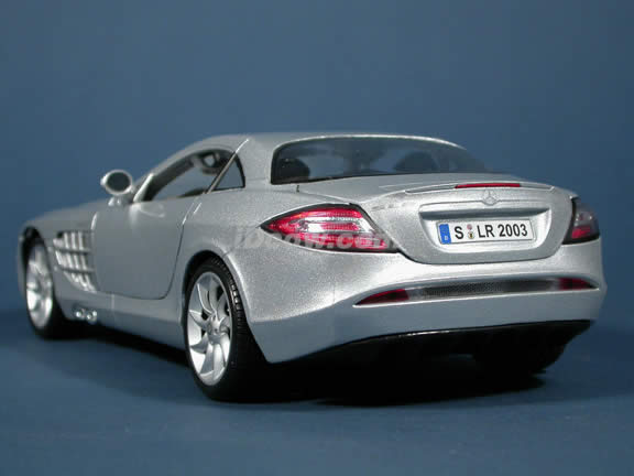 2005 Mercedes Benz McLaren SLR diecast model car 1:18 scale die cast by Maisto - Silver