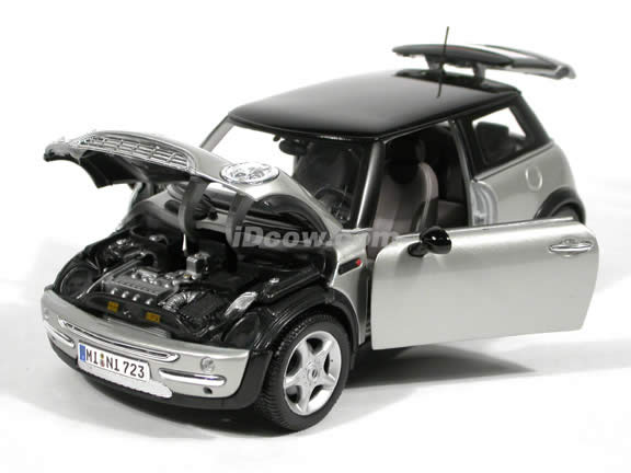 2001 Mini Cooper diecast model car 1:18 scale die cast by Maisto - Silver