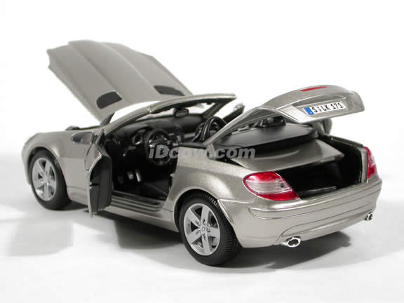 2005 Mercedes Benz SLK diecast model car 1:18 scale die cast by Maisto - Silver