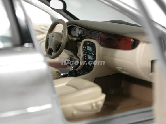 2001 Jaguar X-Type diecast model car 1:18 scale die cast by Maisto - Silver