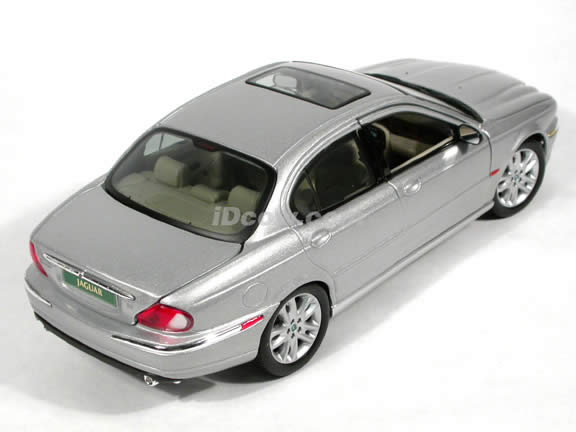 2001 Jaguar X-Type diecast model car 1:18 scale die cast by Maisto - Silver