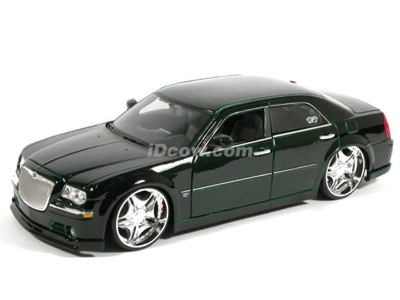2005 Chrysler 300 C diecast model car 1:18 scale die cast by Maisto Playerz - Candy Green