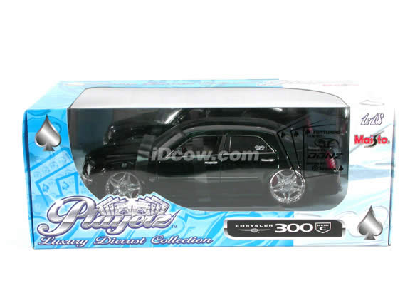 2005 Chrysler 300 C diecast model car 1:18 scale die cast by Maisto Playerz - Candy Green